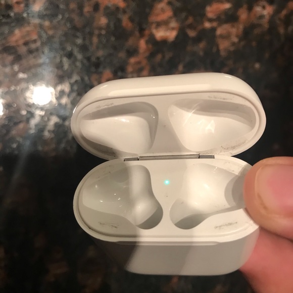Apple AirPods Gen 1 - Picture 4 of 8